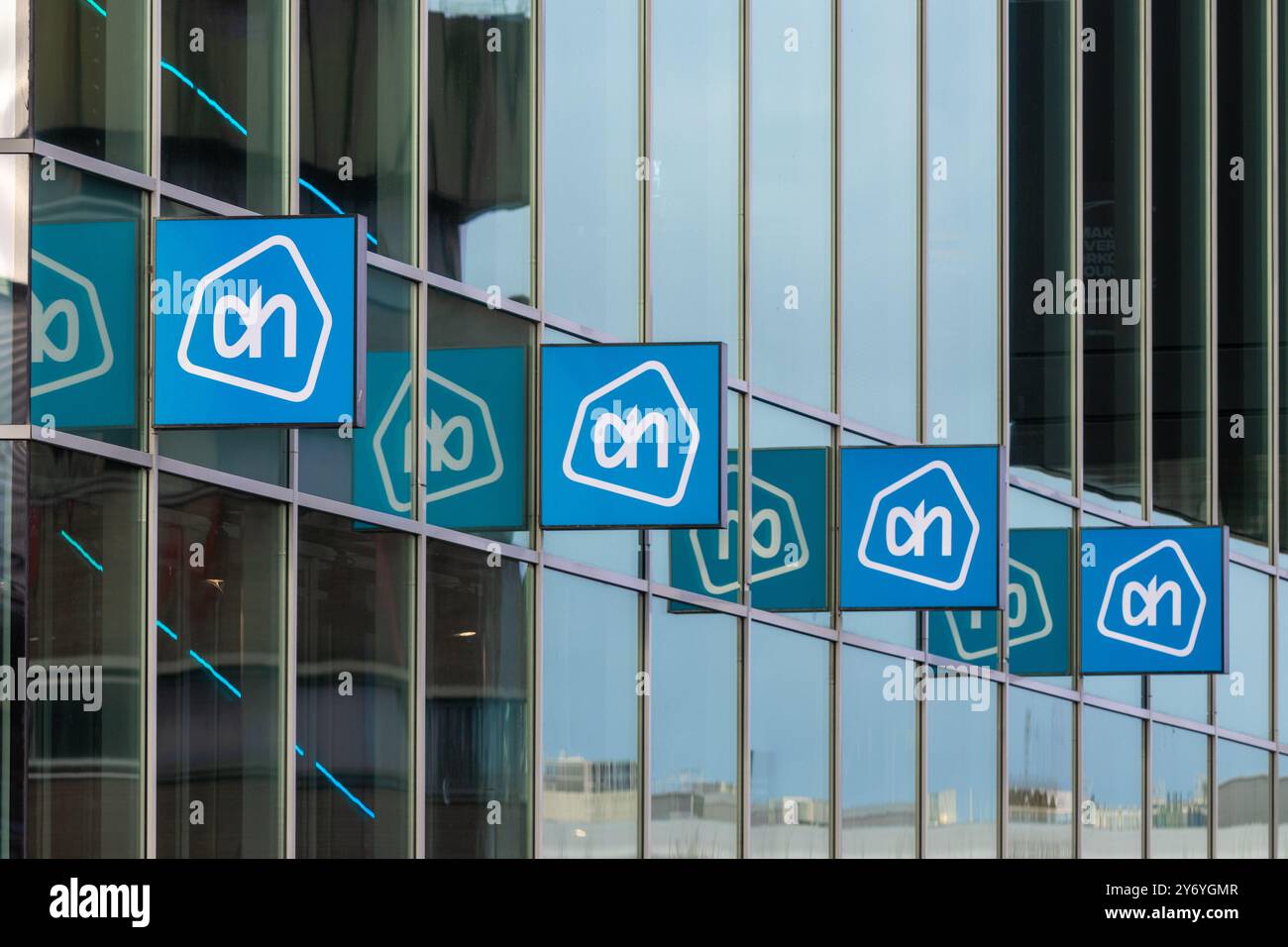 Albert Heijn Supermarkt-Logo am Utrecht Hauptbahnhof Utrecht, 4 vertikale Icon-Logos spiegeln sich im Fenster. Niederlande. 15. Januar 2023. Stockfoto