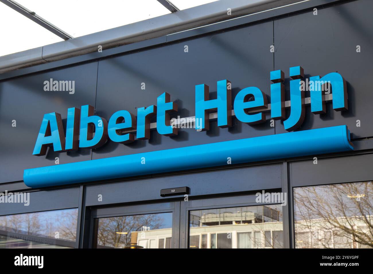 Albert Heijn Supermarkt-Logo auf einer Konstruktion, der größten Supermarktkette in den Niederlanden. Utrecht in den Niederlanden. 14. Februar 2023. Stockfoto