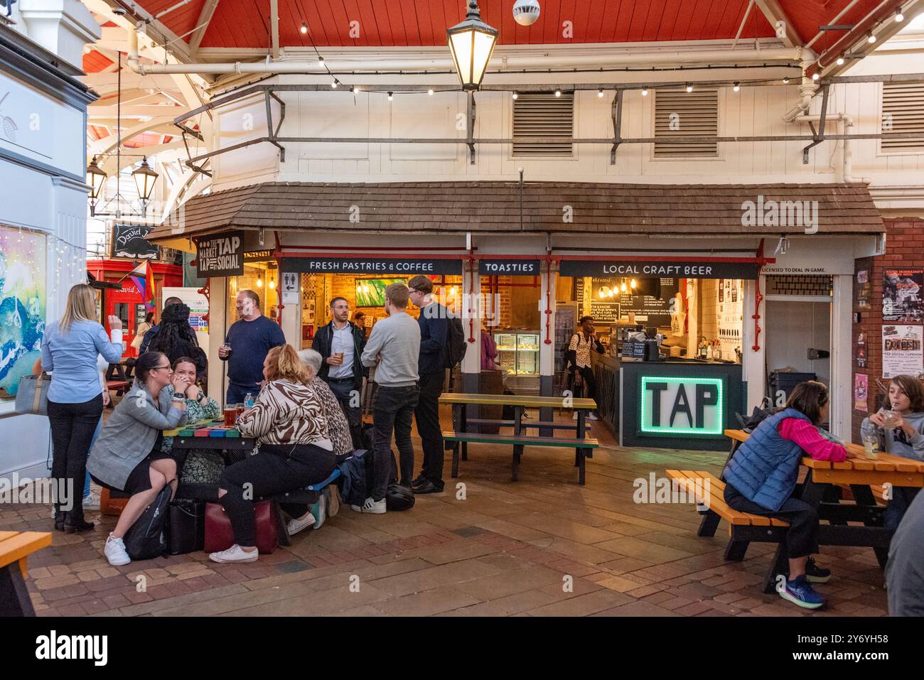 Leute genießen einen Drink im Market Tap im überdachten Markt in Oxford, Großbritannien, der früher ein Metzger mit einer langen Geschichte auf dem Markt war. Stockfoto
