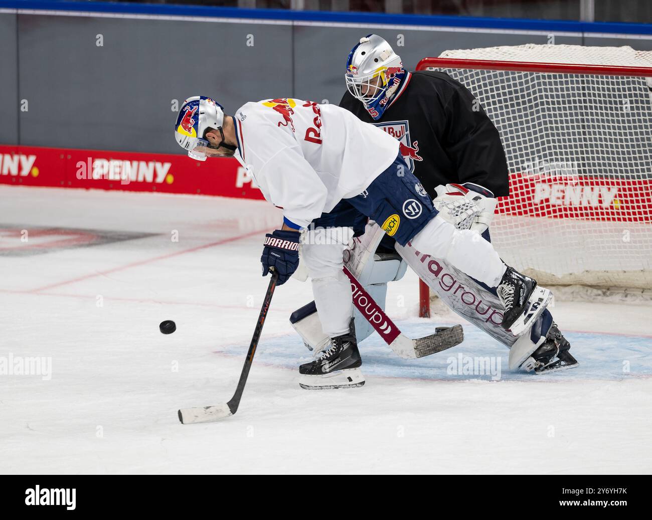 Patrick Hager (EHC Red Bull München, #52) vor Simon Wolf (Torwart, EHC Red Bull München, #25). GER, Red Bull Muenchen / Buffalo Sabres, Eishockey, Morning Skate Sessions vor dem Grand Opening des SAP Garden, 27.09.2024. Foto: Eibner-Pressefoto/Franz Feiner Stockfoto