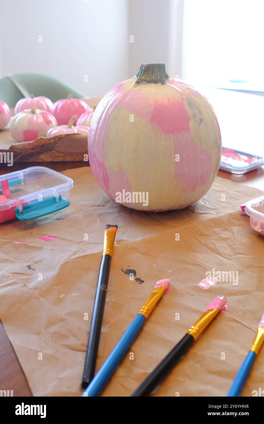 Kleiner Pie Kürbis bemalt trendiges weiß und Rosa für Halloween Basteln Stockfoto