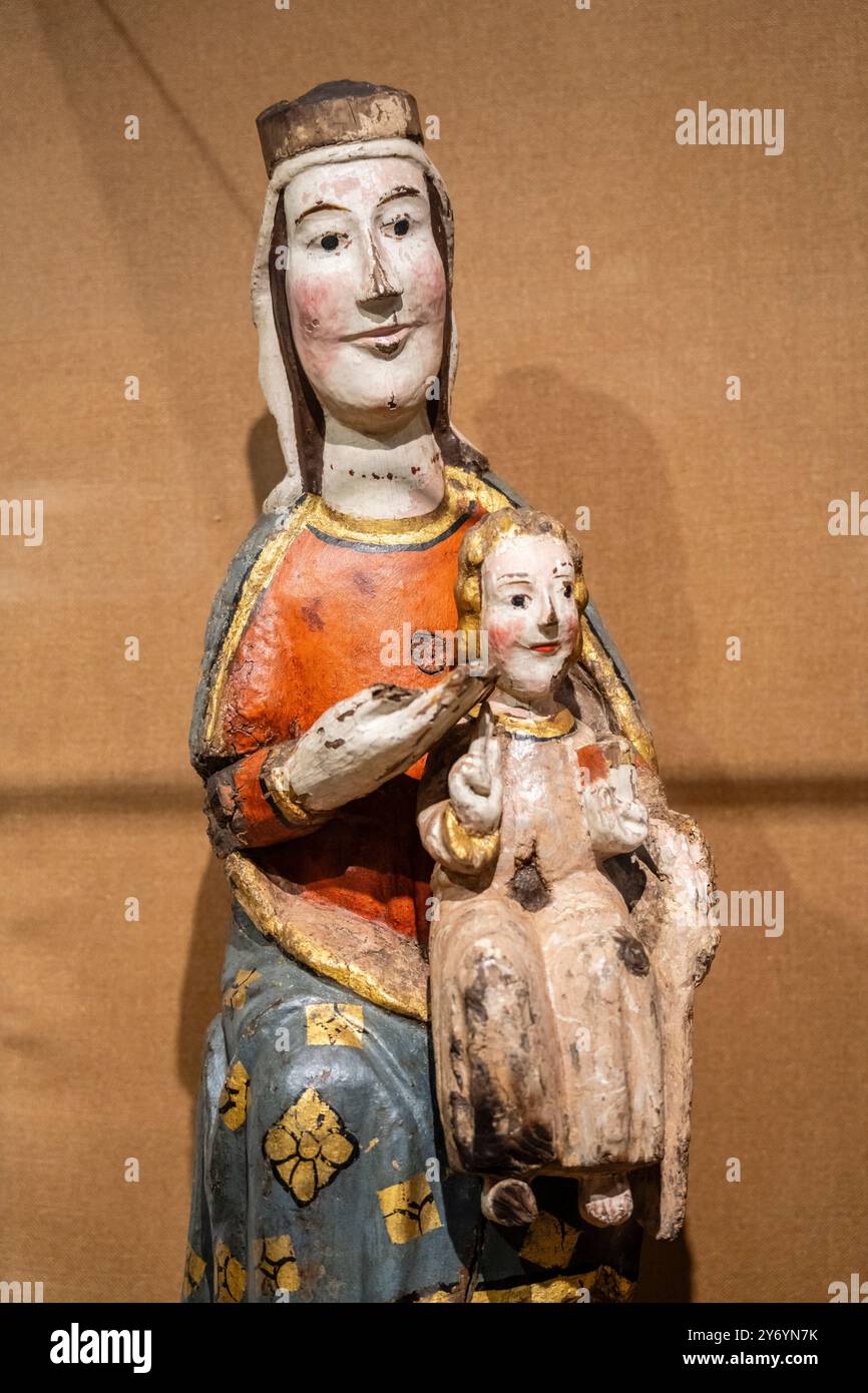 Jungfrau Maria des 13. Jahrhunderts, polychrome Holzschnitzerei, katalanische Pyrenäen, Girona Kunstmuseum, Girona, Katalonien, Spanien Stockfoto