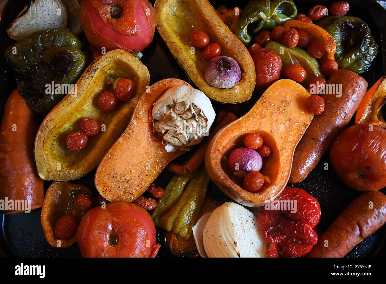 Tablett mit geröstetem Gemüse einschließlich Butternusskürbis, Knoblauch, t Stockfoto