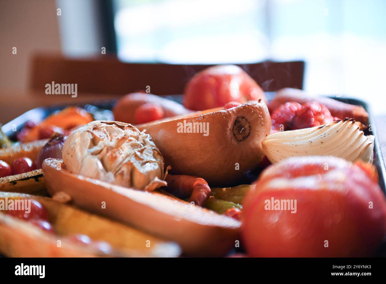 Nahaufnahme von geröstetem Butternusskürbis, Knoblauch, Zwiebeln und Tomaten Stockfoto