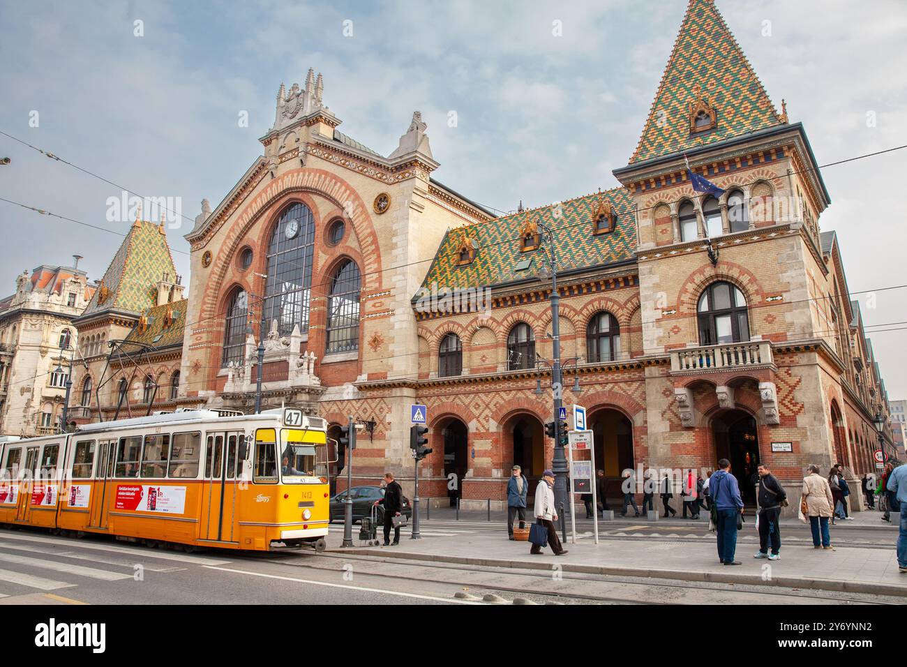 Leute vor der Großen Markthalle in Budapest (Nagycsarnok oder Vasarcsarnok), Gebäude Außenfassade, Straßenbahn hielt vor dem Haus, Budapest Ungarn Stockfoto