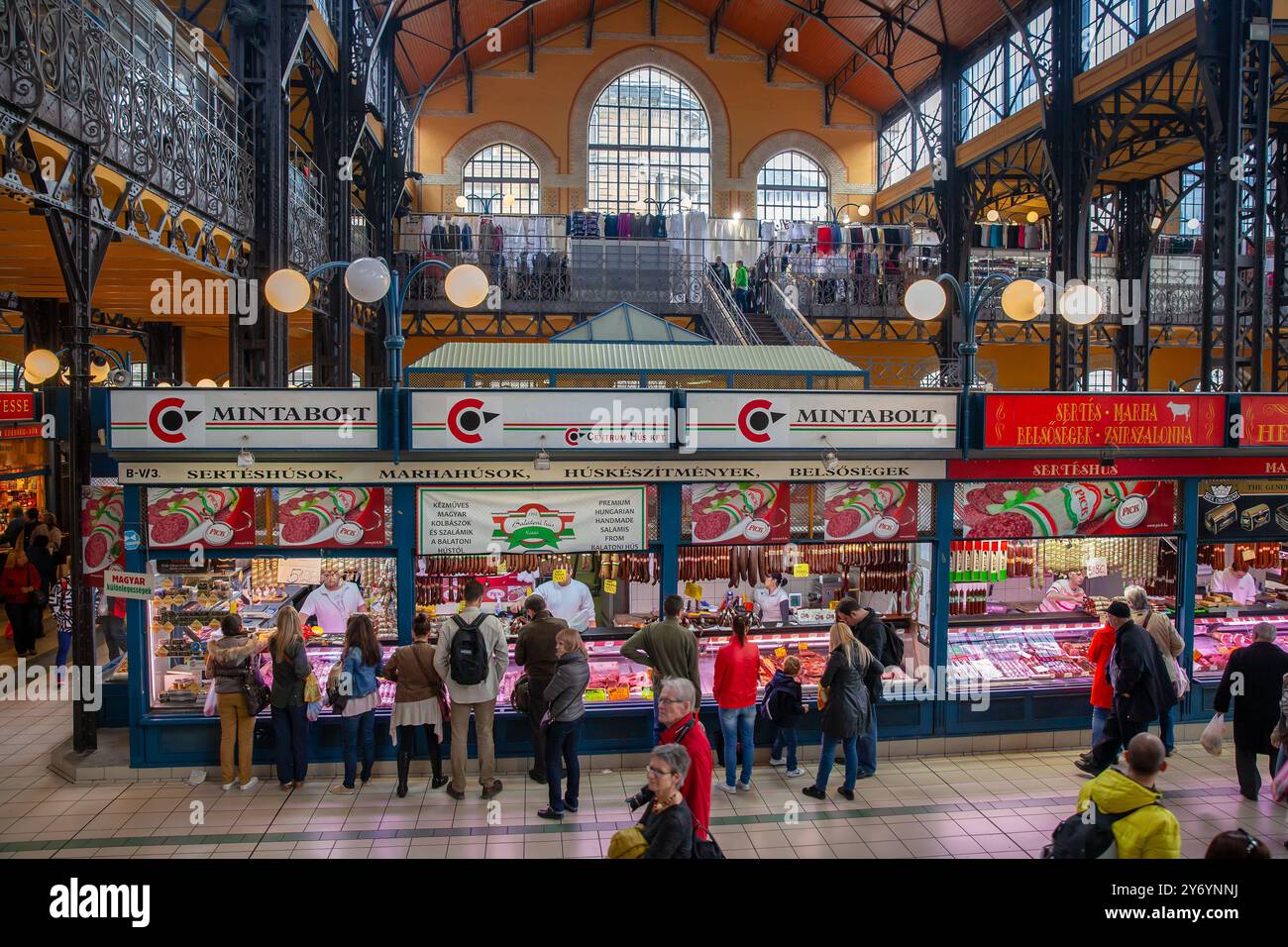 In der Großen Markthalle Budapest stehen die Kunden an Einem Fleischverkäufer-Stand mit ungarischer Wurst von Pick an Stockfoto