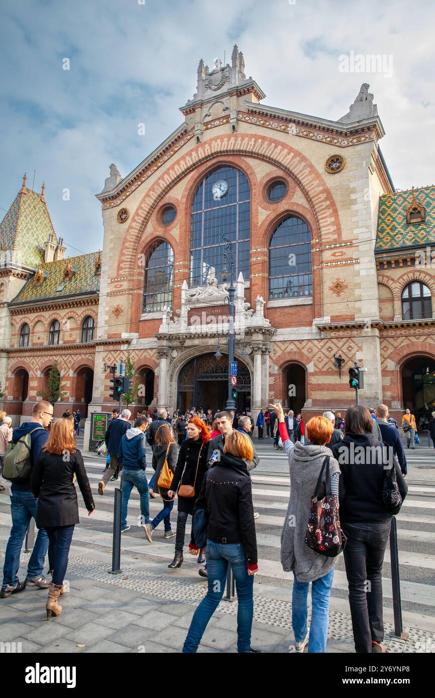 Menschen vor der Großen Markthalle in Budapest (Nagycsarnok oder Vasarcsarnok), Gebäude Außenfassade, Budapest Ungarn Stockfoto