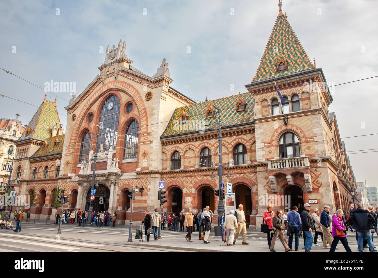Menschen vor der Großen Markthalle in Budapest (Nagycsarnok oder Vasarcsarnok), Gebäude Außenfassade, Budapest Ungarn Stockfoto