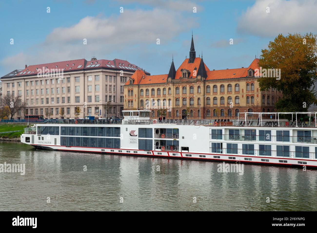 Viking River Cruise Boat Baldur Donau die industrielle Schule für Ingenieurwesen (Stredná priemyselná škola strojnícka) Bratislava. Slowakei Stockfoto