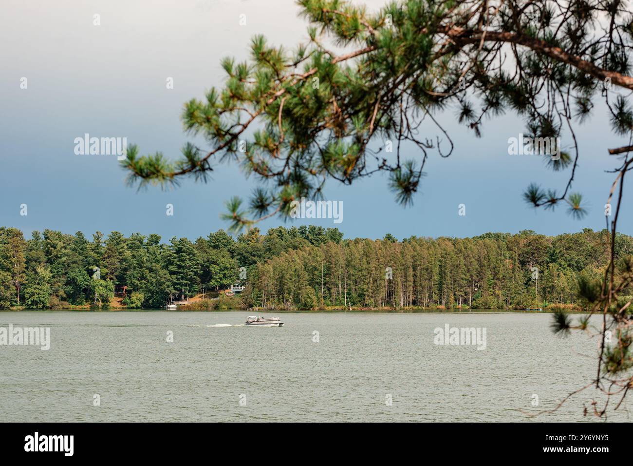 Bootsfahrt auf einem friedlichen Waldsee Stockfoto