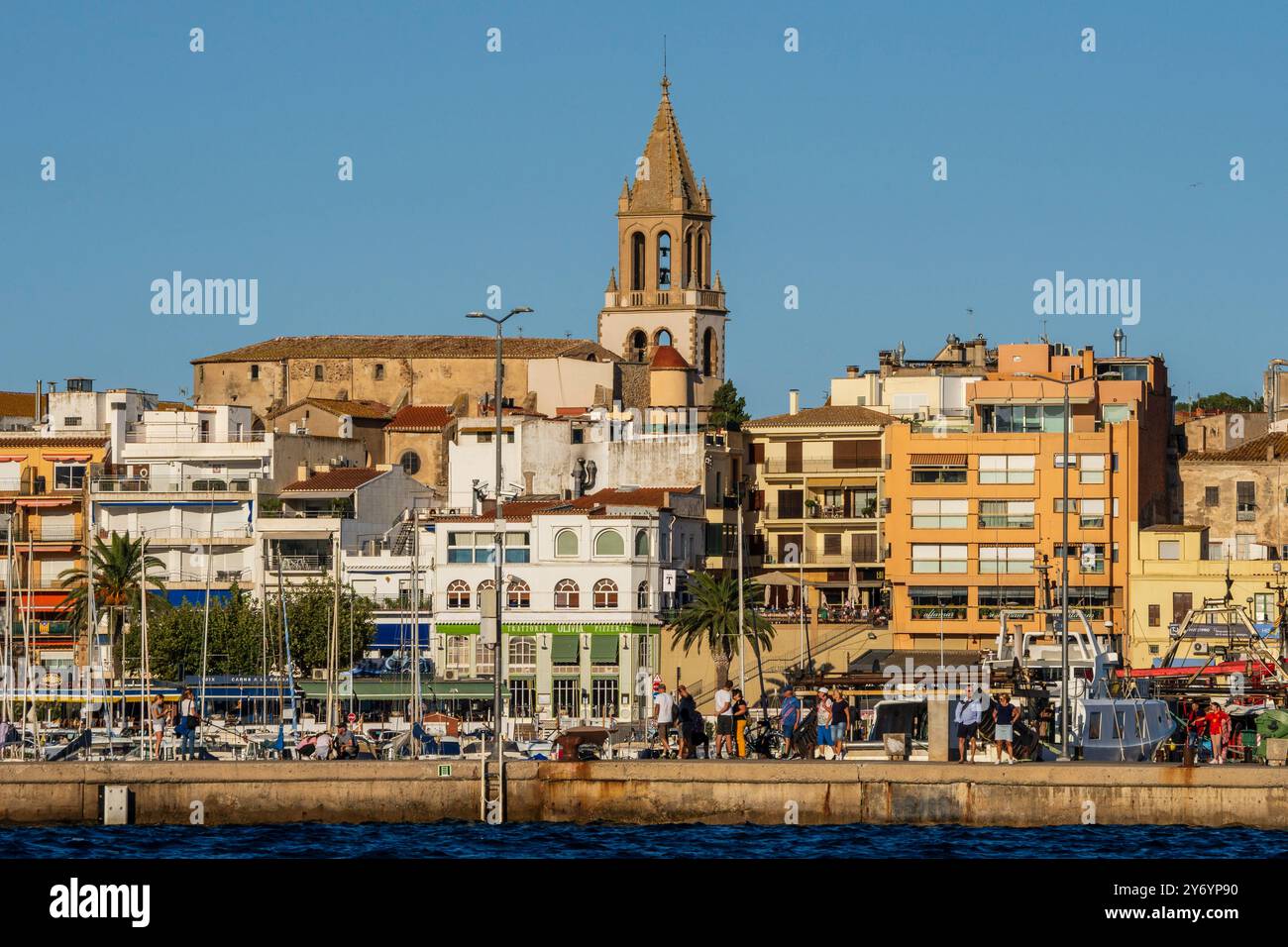 Hafen von Palamós und Kirche Santa Maria del Mar im Hintergrund, Palamós, Girona, Katalonien, Spanien Stockfoto