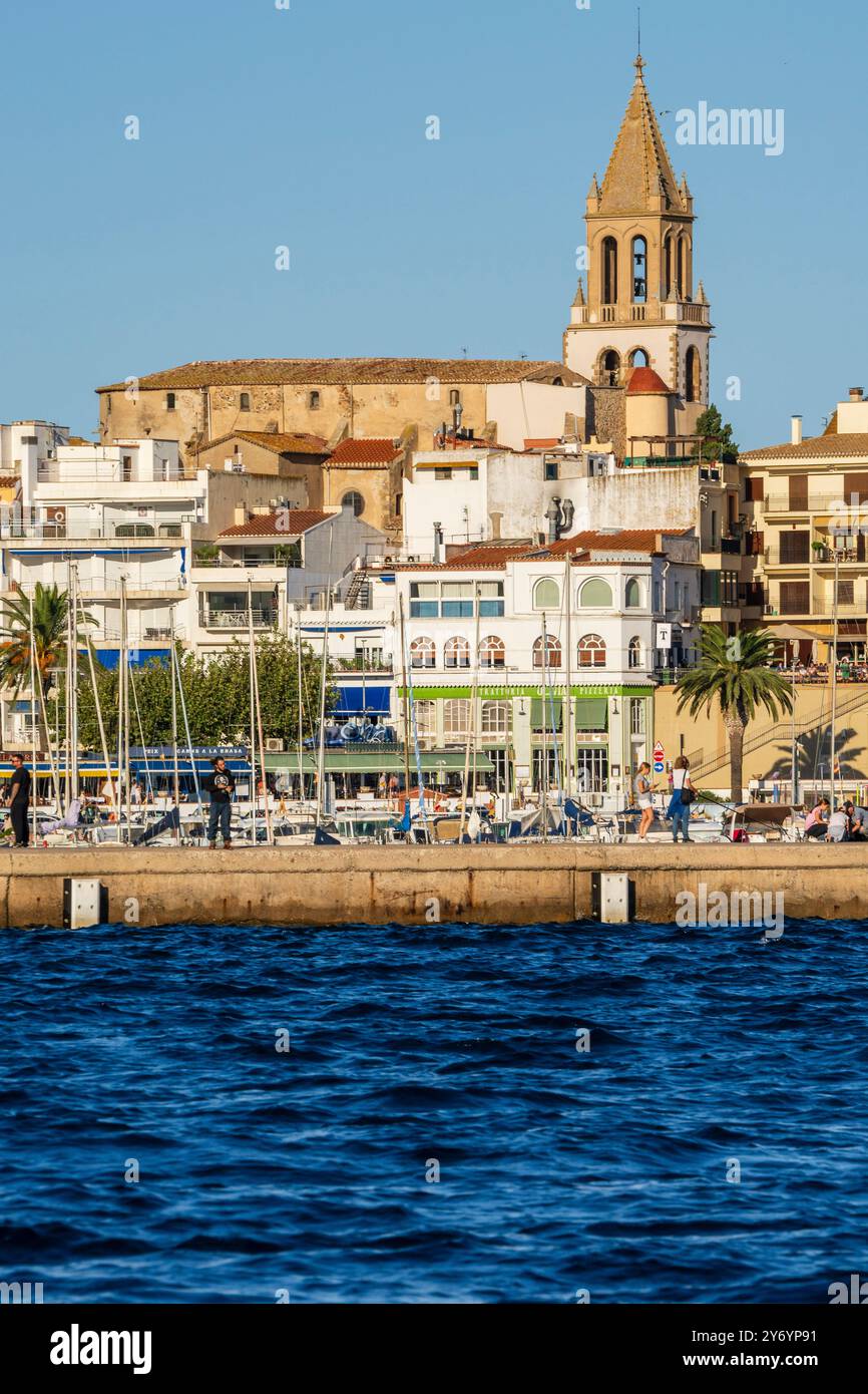 Hafen von Palamós und Kirche Santa Maria del Mar im Hintergrund, Palamós, Girona, Katalonien, Spanien Stockfoto