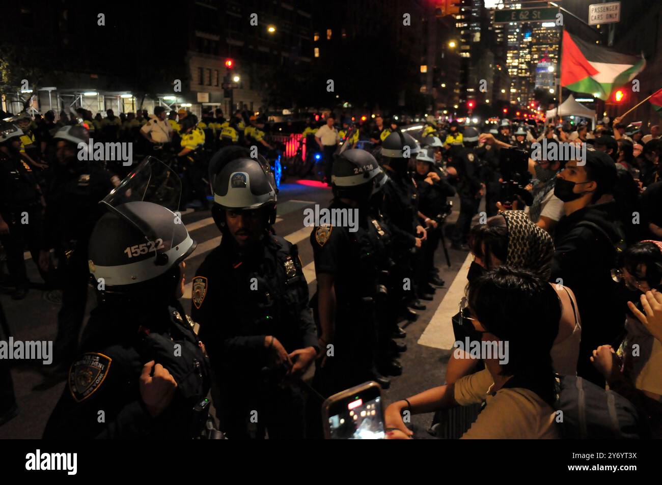 Pro-palästinensische Demonstranten stehen rechts vor dem New York City Police Department, links, vor dem Hotel die Demonstranten sagen, dass der israelische Premierminister Benjamin Netanjahu während seiner Reise nach Manhattan in New York City wohnt. Palästinensische Demonstranten gegen die israelische Regierung marschierten außerhalb des jährlichen Treffens der Staats- und Regierungschefs auf der 79. Tagung der Generalversammlung der Vereinten Nationen durch New York City. Die Generalversammlung fand im Gebäude der Vereinten Nationen statt. Der Protest fand am selben Tag statt, an dem der israelische Premierminister Benjamin Netanjahu Ex war Stockfoto