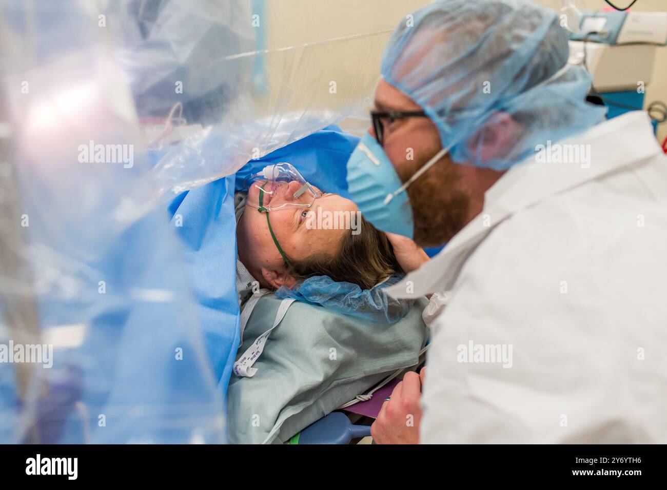 Neue Eltern warten auf C-Sektion im OP Stockfoto