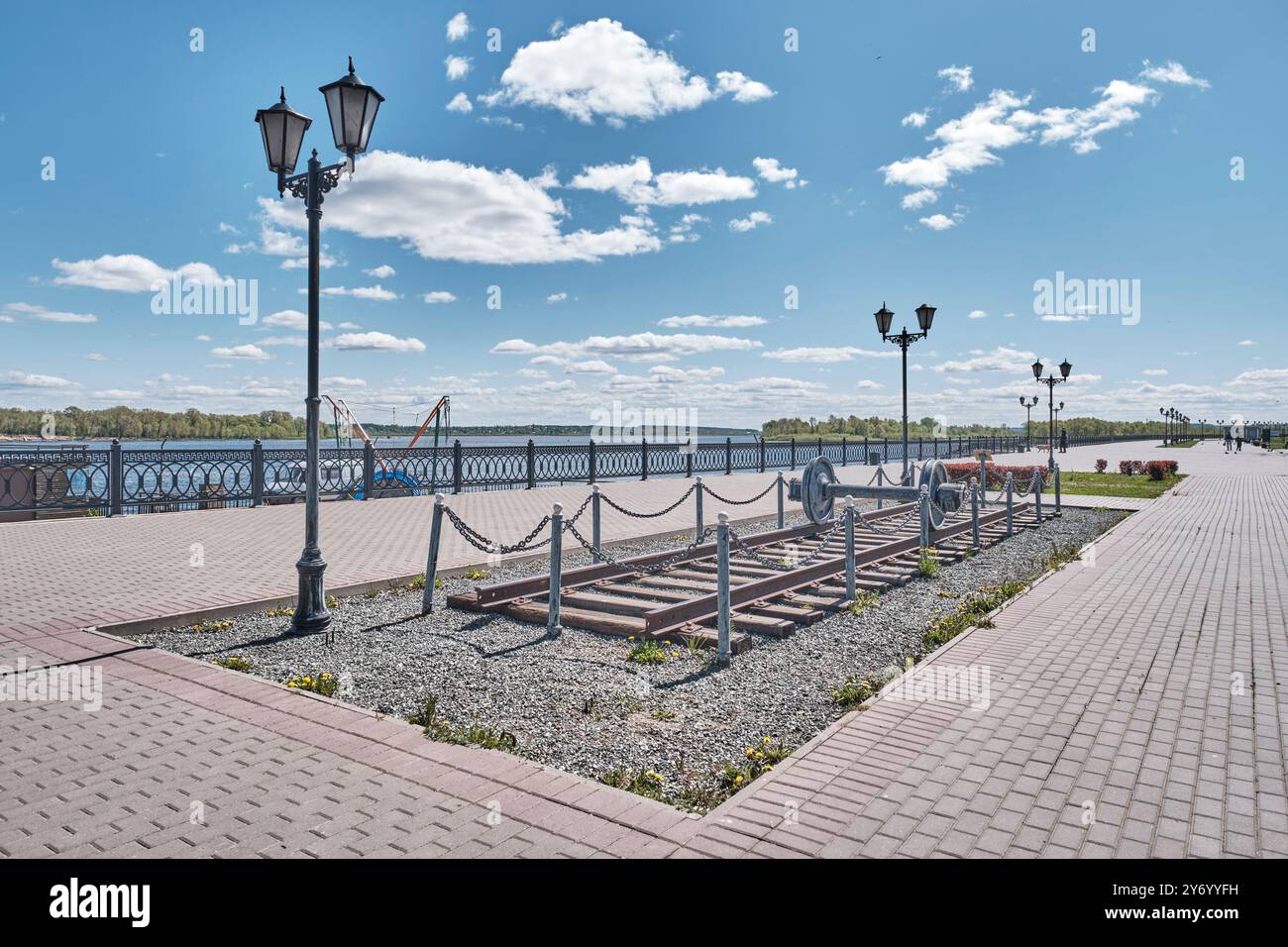 Sarapul, Russland - 23. Mai 2024: Wahrzeichen der Stadt am Ufer des Flusses Kama. Bruchstück der Eisenbahnstrecke, die Anfang der 30er Jahre des 20. Jahrhunderts gebaut wurde. Während Great Stockfoto