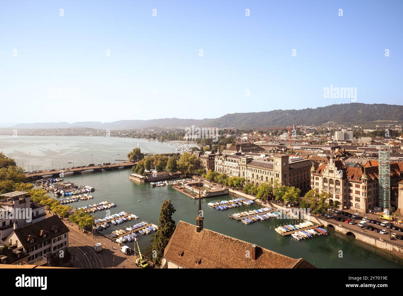 28-08-2024 Zürich, Schweiz. Aus der Vogelperspektive der Limmat, die in den Zürichsee mündet. Sommertag, Weitwinkelblick auf den Burkiplatz Yachthafen, Quai Stockfoto