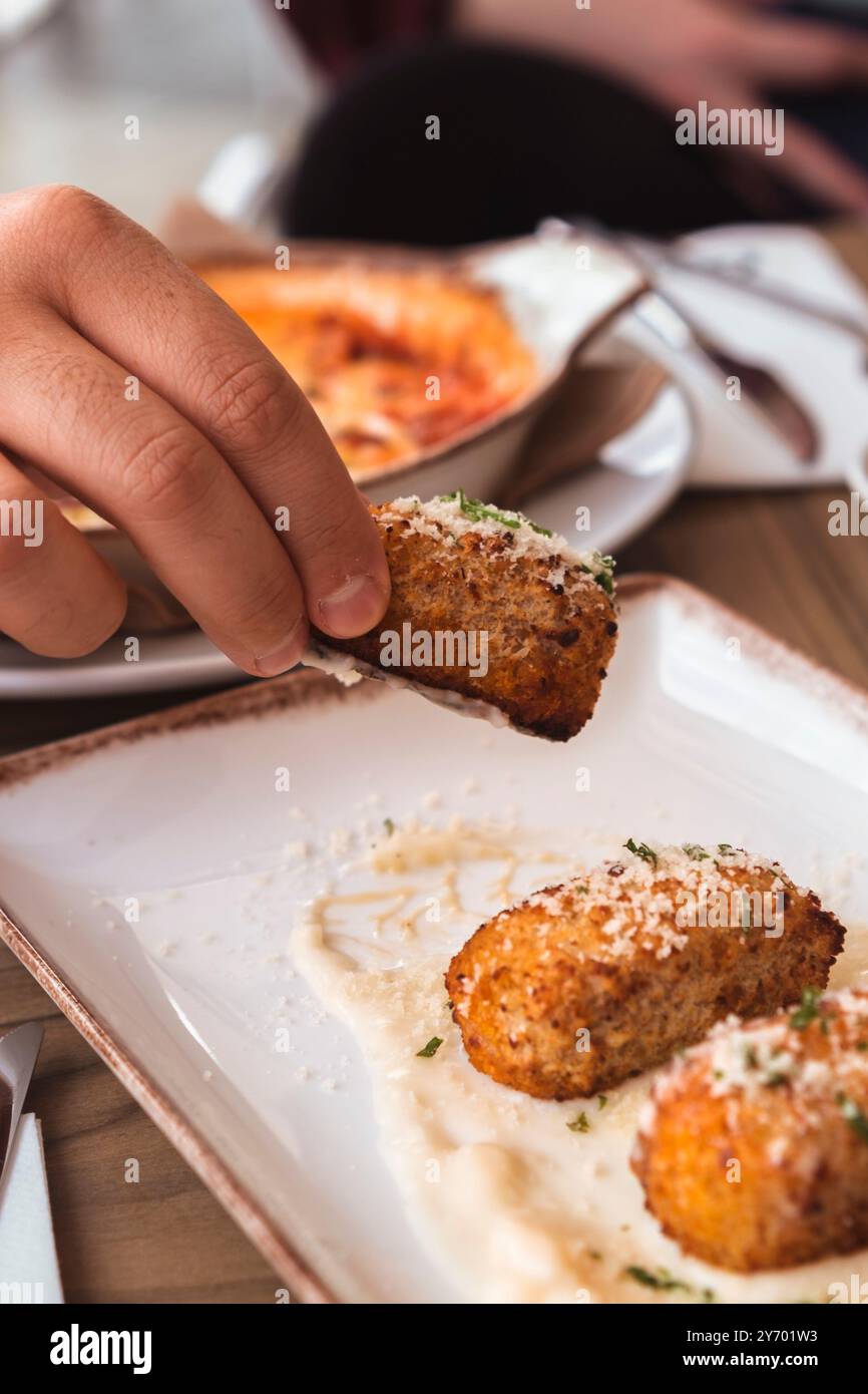 Hausgemachte traditionelle spanische Kroketten oder Kroketten. Tapas-Essen. Stockfoto