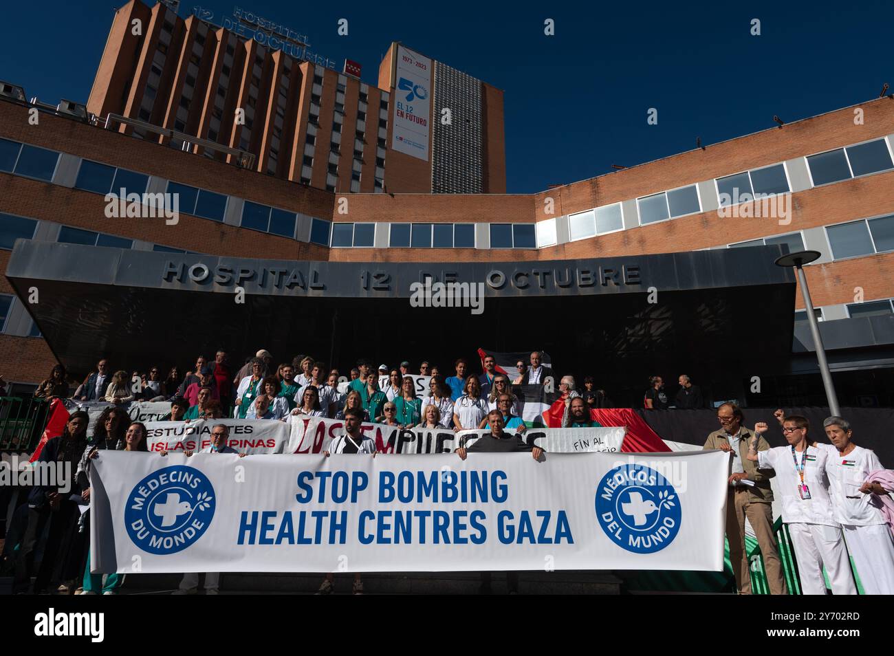 Madrid, Spanien. September 2024. Ärzte und medizinisches Personal im 12 de Octubre Krankenhaus protestieren gegen die Angriffe Israels in Palästina und im Libanon. Die Gewerkschaften haben heute zu einem Generalstreik aufgerufen, der in Solidarität mit Palästina und dem Libanon die spanische Regierung auffordert, die Beziehungen zu Israel zu brechen. Quelle: Marcos del Mazo/Alamy Live News Stockfoto