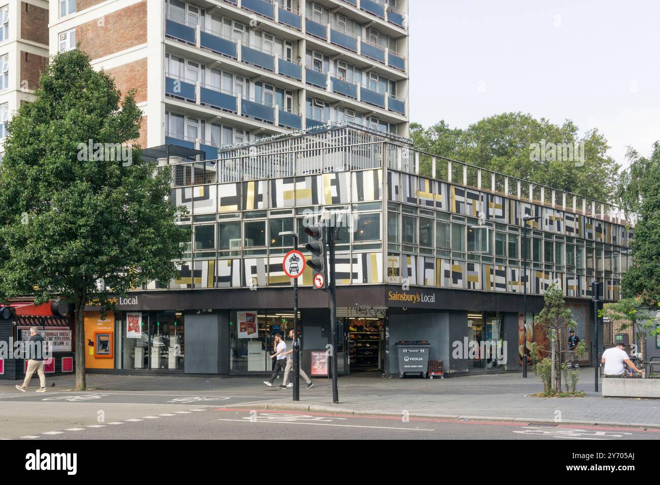 Sainsbury's lokaler Supermarkt in der Old Street, Hackney, London. Stockfoto