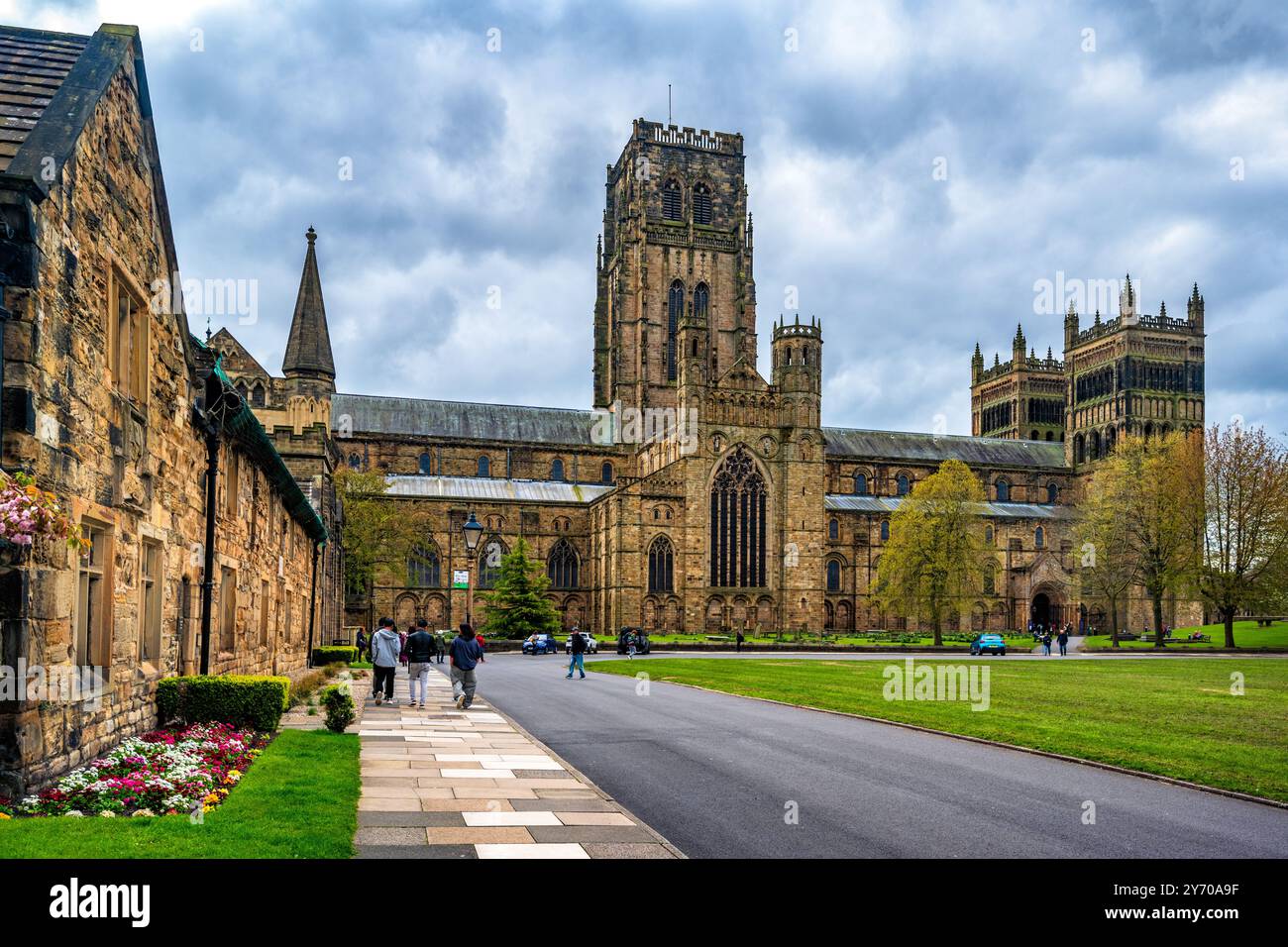 Die Kathedrale von Durham, ein denkmalgeschütztes Gebäude, ist Sitz des Bischofs von Durham. Hier aus Palace Green, Durham, England, Großbritannien. Stockfoto