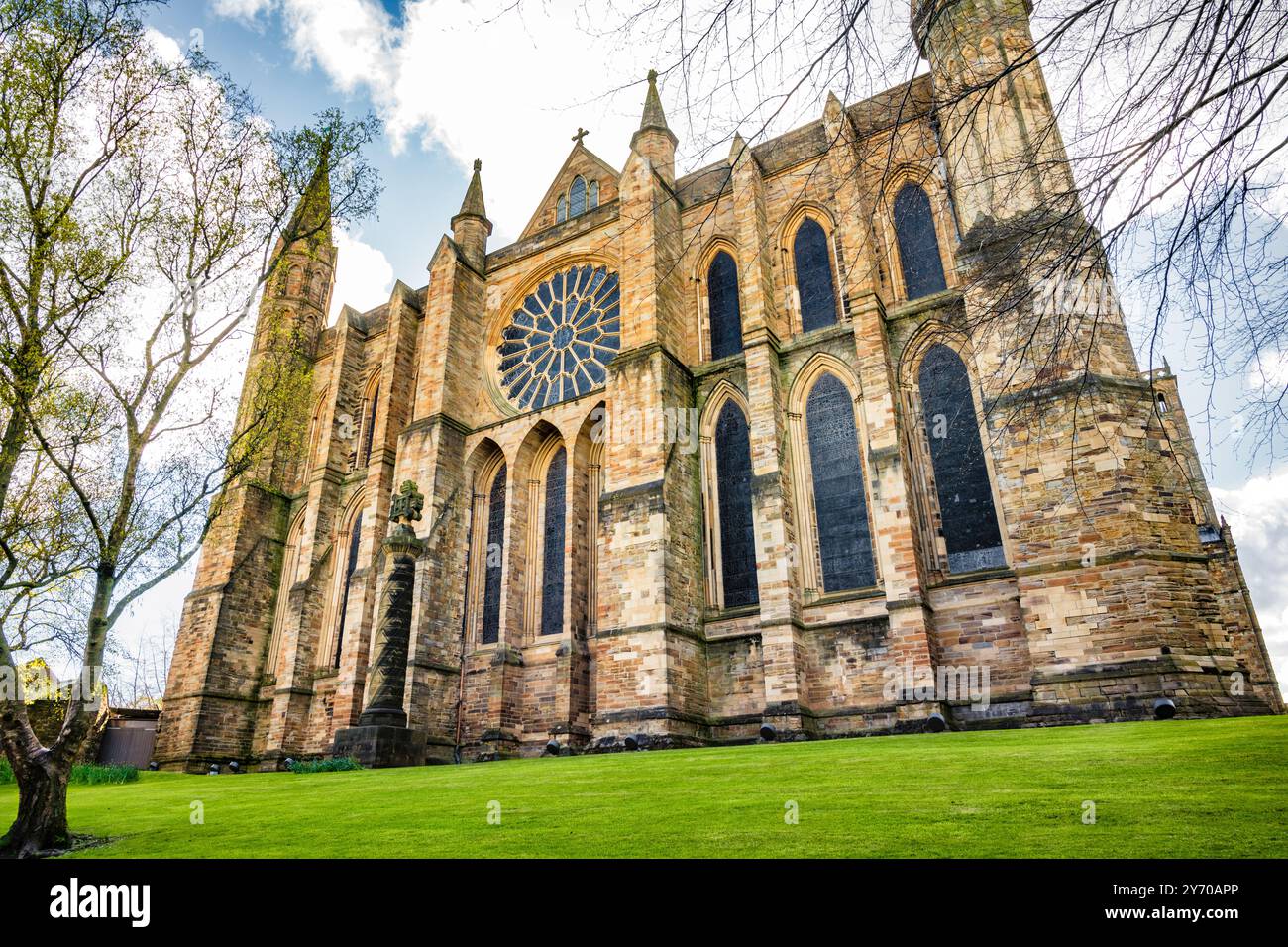 Das östliche Ende der Durham Cathedral, mit dem herrlichen Rosenfenster und dem Gedenkkreuz des Ersten Weltkriegs, von North Bailey aus gesehen. Durham, England, Großbritannien. Stockfoto
