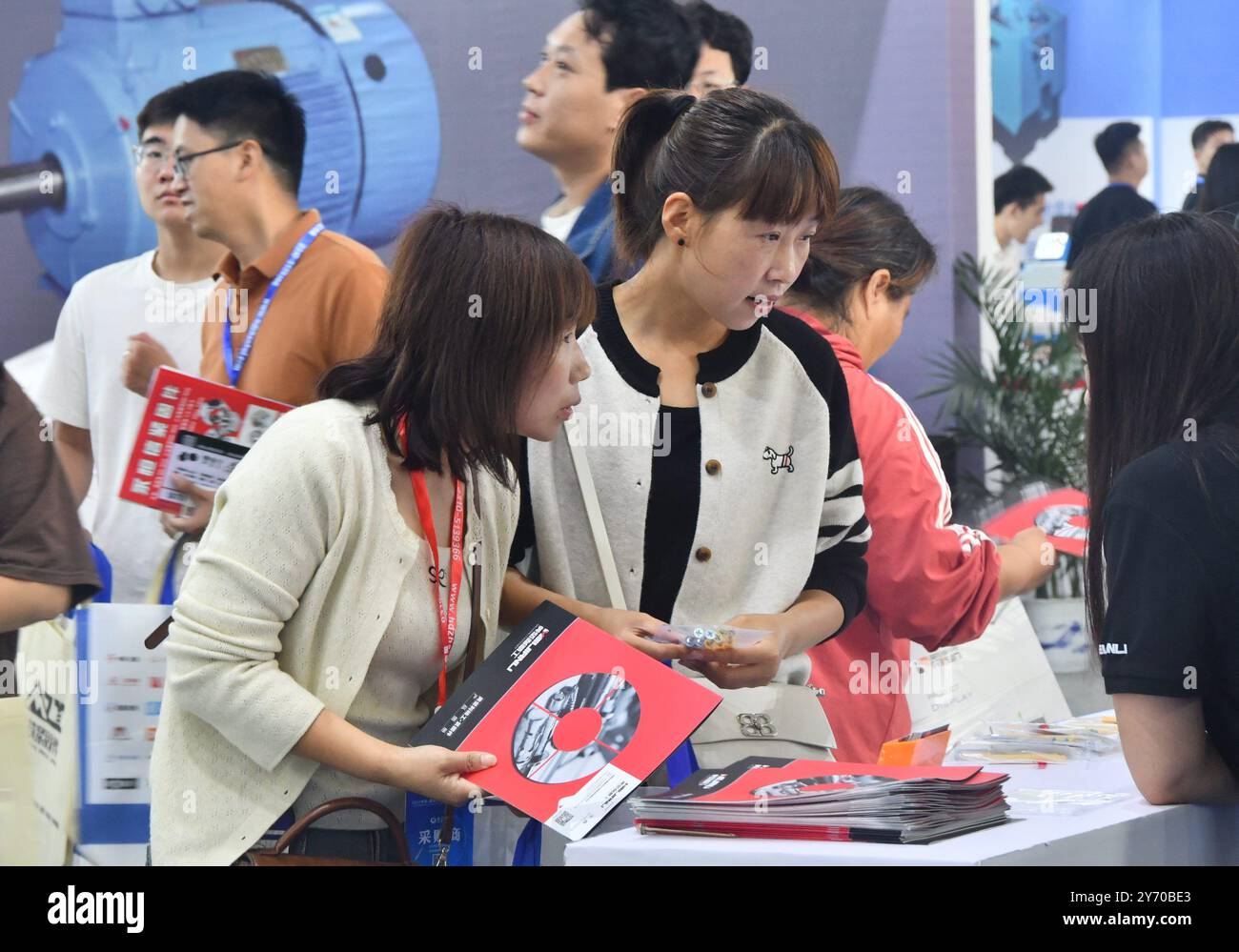 HANDAN, CHINA - 26. SEPTEMBER 2024 - Käufer kaufen auf der 17. China Handan (Yongnian) Fasteners and Equipment Exhibition in Handan, Provinz Hebei, Chi Stockfoto