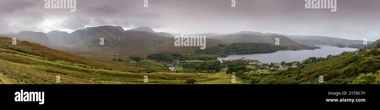 Panoramablick über Dunlewey Lough an einem nassen Tag in County Donegal, Irland Stockfoto