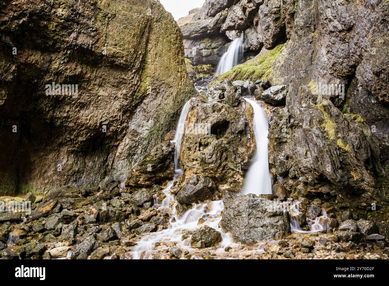 Gordale Scar Wasserfall in der Kalksteinschlucht im Yorkshire Dales National Park. Malham, North Yorkshire, England, Vereinigtes Königreich, Großbritannien, Europa Stockfoto