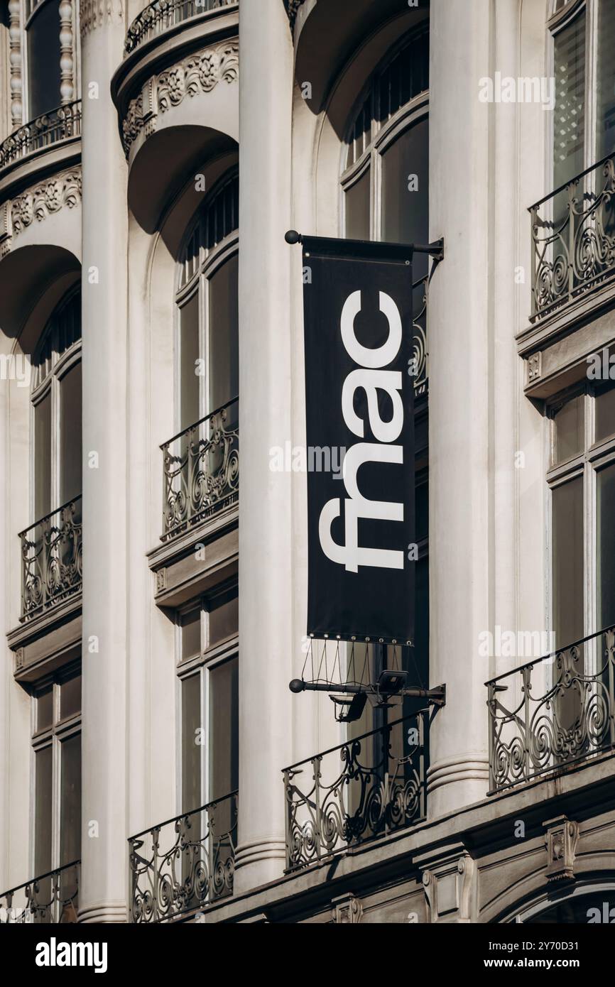 Nizza, Frankreich - 27. Juli 2024: Nahaufnahme des Fnac-Schildes im Zentrum von Nizza Stockfoto