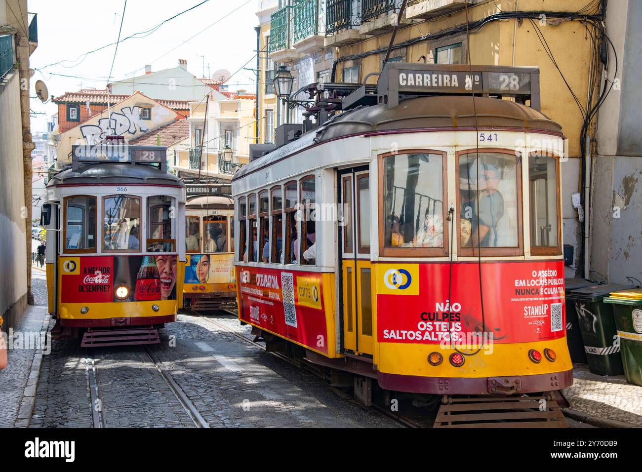 Die Straßenbahn Lissabon auf den Straßen von Alfama, Lissabon, Portugal Stockfoto