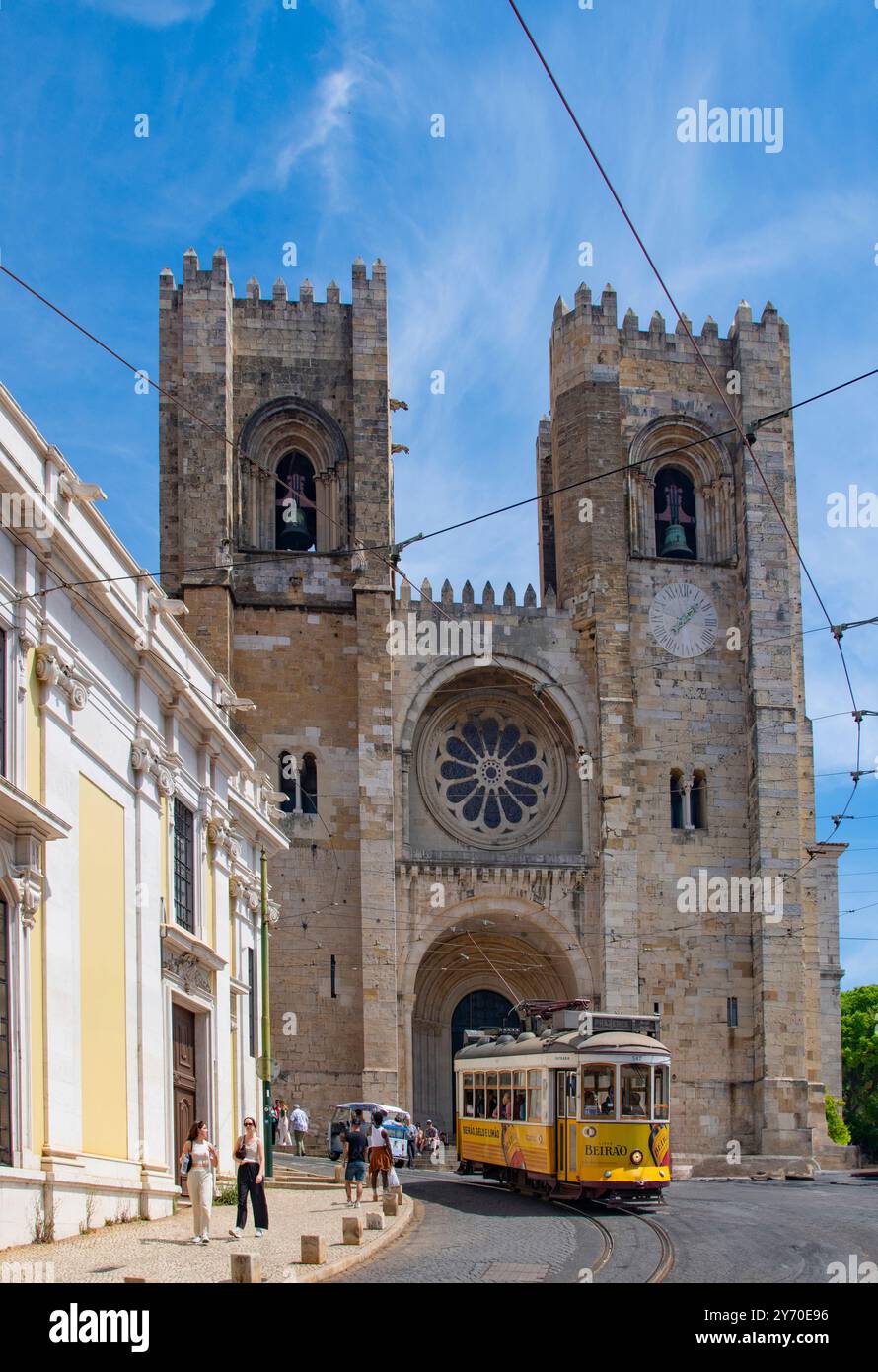 Die Straßenbahn Lissabon auf den Straßen von Alfama, Lissabon, Portugal Stockfoto