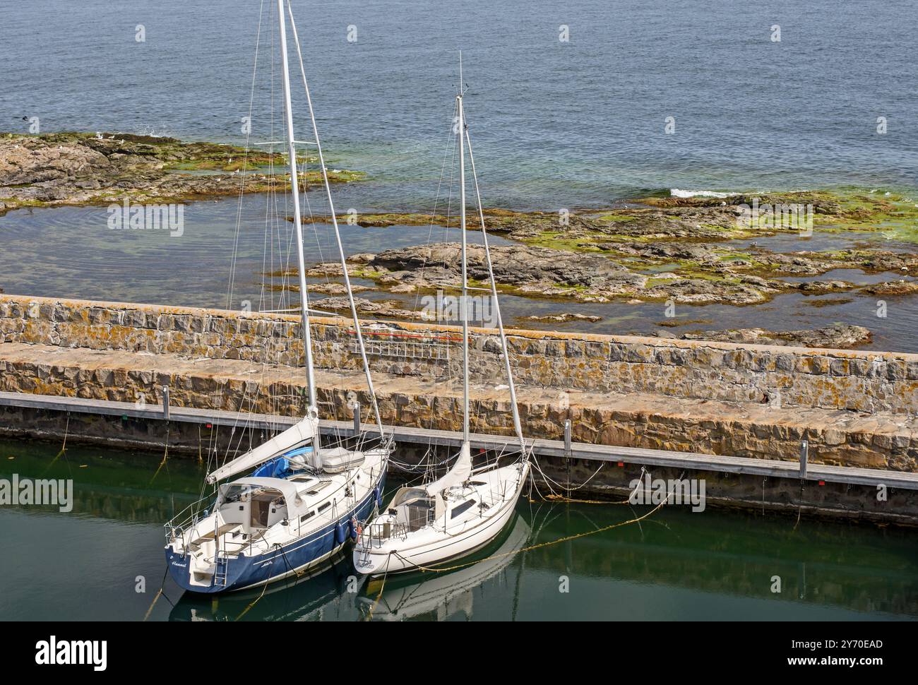 Yachten vertäuten entlang des Steinkaies am Yachthafen in Gudhjem auf der Insel Bornholm. Frühling, Mai, Tag Stockfoto