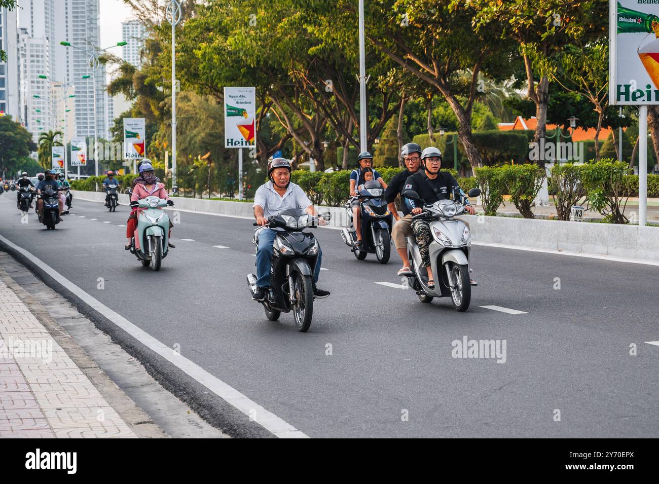 Der Verkehr asiatischer Motorradfahrer auf der Straße in Asien tagsüber. Nha Trang, Vietnam - 20. August 2024 Stockfoto