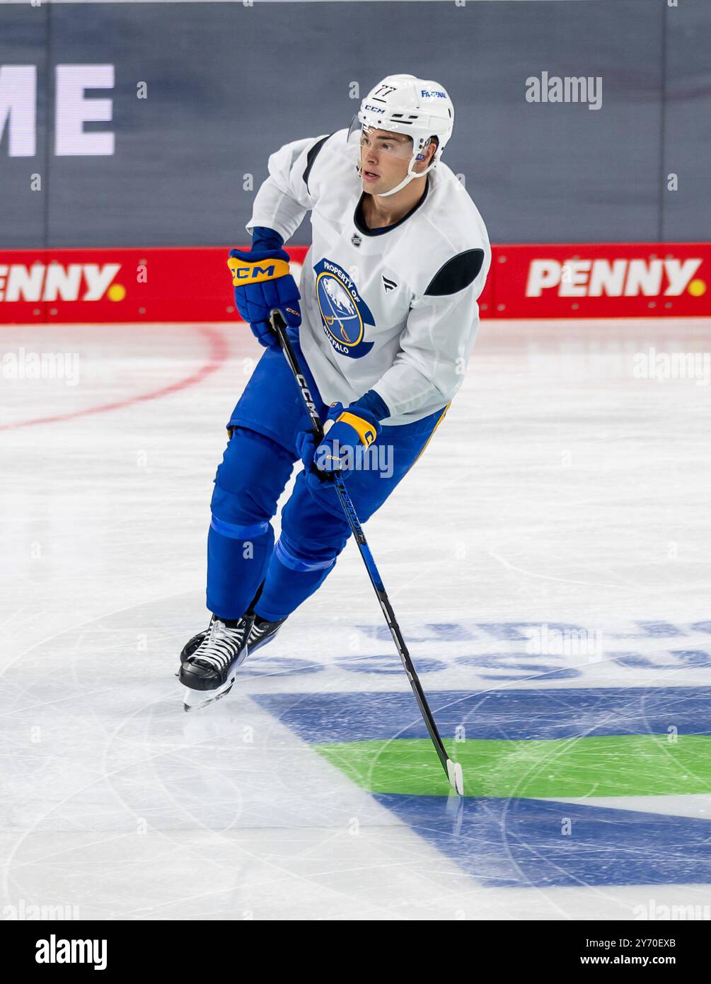 JJ Peterka (Buffalo Sabres, #77). GER, Red Bull Muenchen / Buffalo Sabres, Eishockey, Morning Skate Sessions vor dem Grand Opening des SAP Garden, 27.09.2024. Foto: Eibner-Pressefoto/Franz Feiner Stockfoto