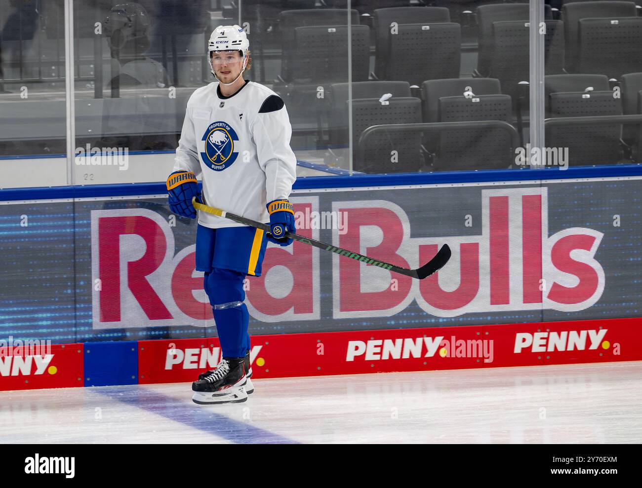 Bowen Byram (Buffalo Sabres, #4) vor Schriftzug Red Bulls. GER, Red Bull Muenchen / Buffalo Sabres, Eishockey, Morning Skate Sessions vor dem Grand Opening des SAP Garden, 27.09.2024. Foto: Eibner-Pressefoto/Franz Feiner Stockfoto