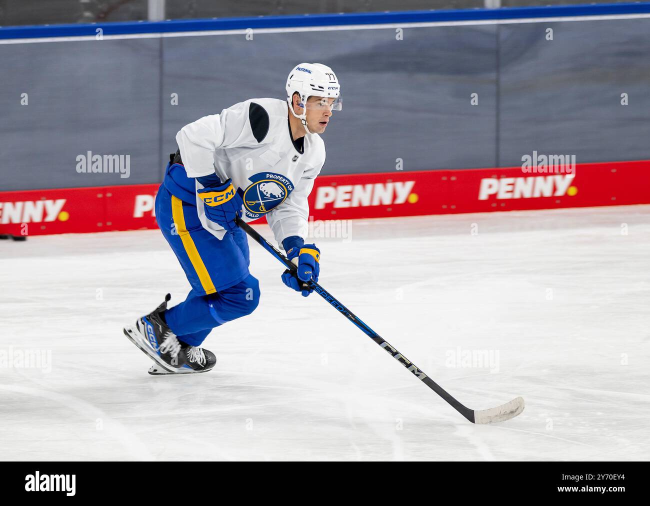 JJ Peterka (Buffalo Sabres, #77). GER, Red Bull Muenchen / Buffalo Sabres, Eishockey, Morning Skate Sessions vor dem Grand Opening des SAP Garden, 27.09.2024. Foto: Eibner-Pressefoto/Franz Feiner Stockfoto