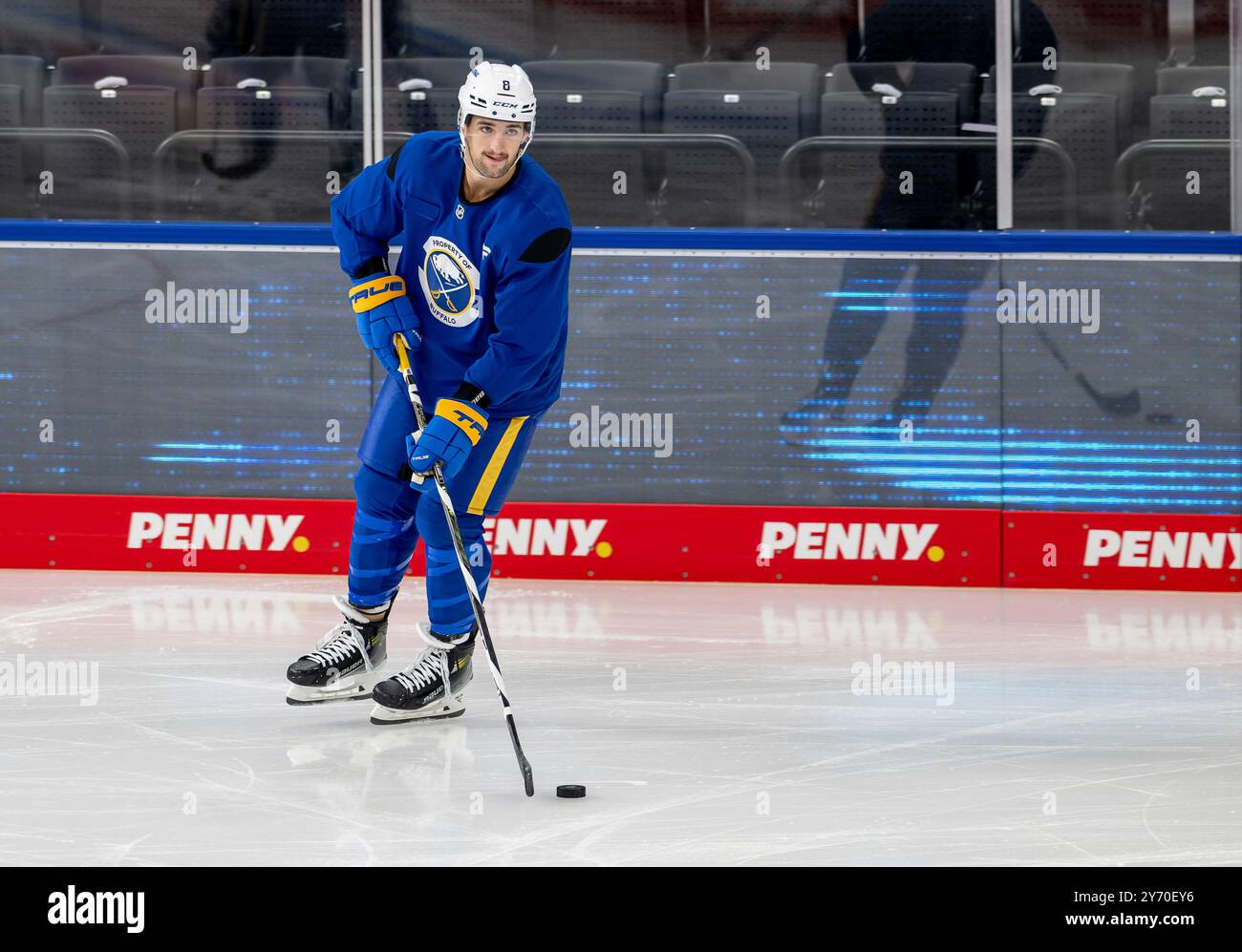 Dennis Gilbert (Buffalo Sabres, Nr. 8). GER, Red Bull Muenchen / Buffalo Sabres, Eishockey, Morning Skate Sessions vor dem Grand Opening des SAP Garden, 27.09.2024. Foto: Eibner-Pressefoto/Franz Feiner Stockfoto