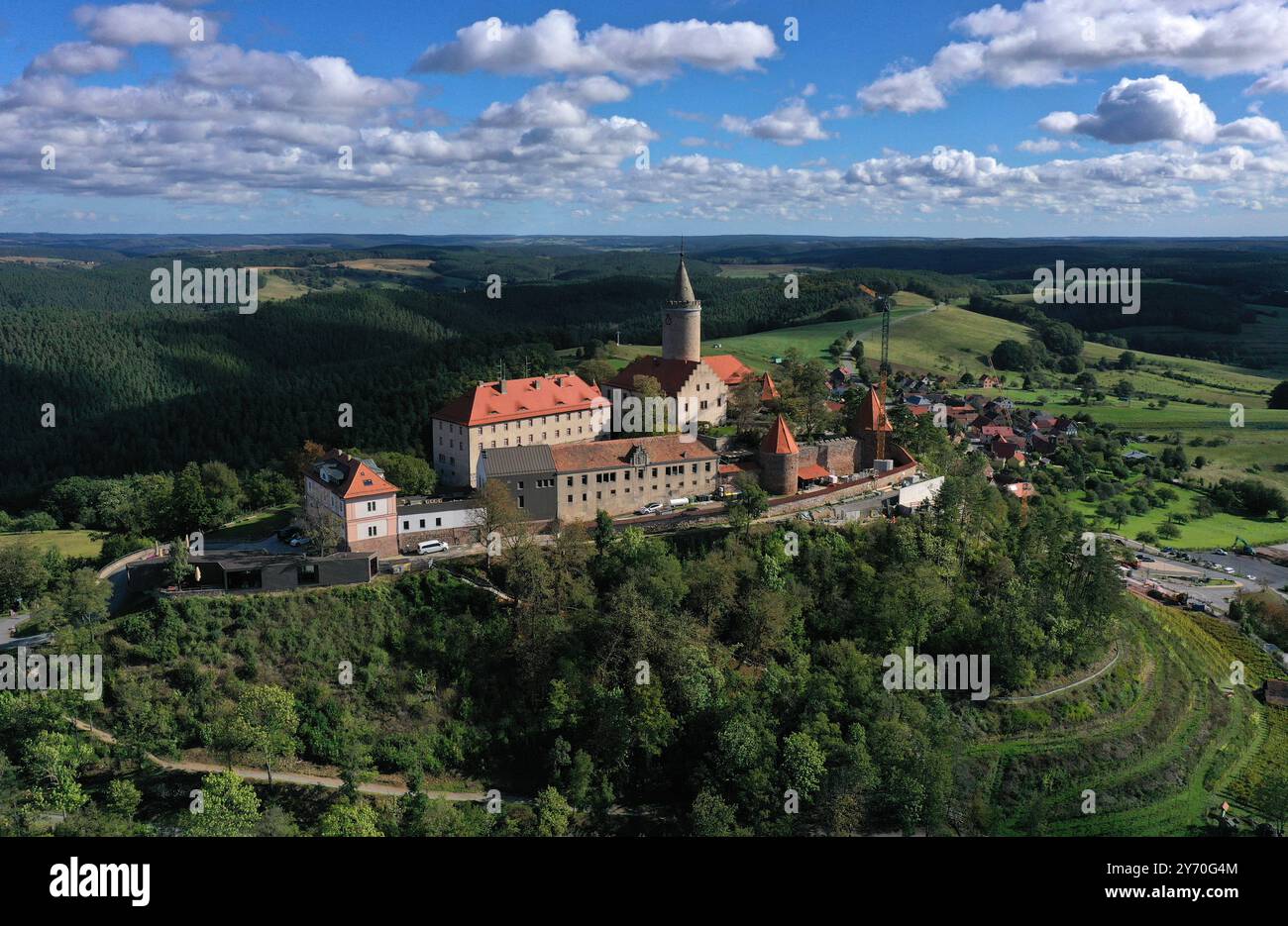 01. Januar 1970, Thüringen, Seitenroda: Auf Schloss Leuchtenburg wird ein Schrägaufzug gebaut. Dadurch wird das Touristenziel in Zukunft für Besucher zugänglich gemacht. Die Investition in Höhe von 6,8 Millionen Euro soll laut der Leuchtenburg-Stiftung „das erste barrierefreie Höhenschloss Deutschlands“ entstehen. Nach den Plänen wird der teilweise unterirdische Aufzug eine Distanz von 154 Metern zurücklegen und etwa 60 Meter in Höhe steigen. Foto: Martin Schutt/dpa Stockfoto