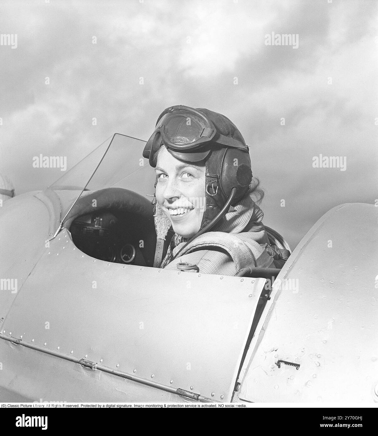 Pilotin in den 1940er Jahren Rut Berggren aus Sundsvall hat ihr Flugzeugabzeugnis in einem Stockholmer Flugzeugclub erworben und wird hier im offenen Cockpit ihres Flugzeugs mit Ledermütze und Schutzbrille gesehen. Schweden 1949. ref. AT8-11 Stockfoto