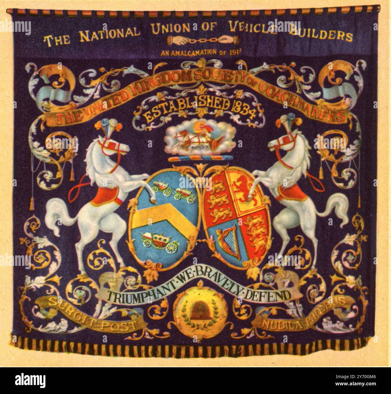 Das Banner der National Union of Vehicle Builders. Die National Union of Vehicle Builders (NUVB) war eine Gewerkschaft im Vereinigten Königreich. Die NUVB stellte eine Mischung aus qualifizierten und ungelernten Arbeitskräften in der Automobilindustrie dar. Die union wurde 1834 als United Kingdom Society of Coachmakers gegründet und nahm 1919 den Namen National Union of Vehicle Builders an. Sie fusionierte 1972 mit der Transport and General Workers' Union (TGWU). Stockfoto