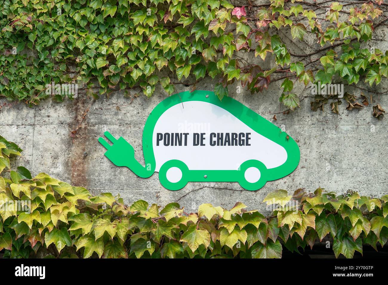 Wandschild zum Aufladen von Elektroautos, Detail des Informationsschilds, Umgebung Stockfoto