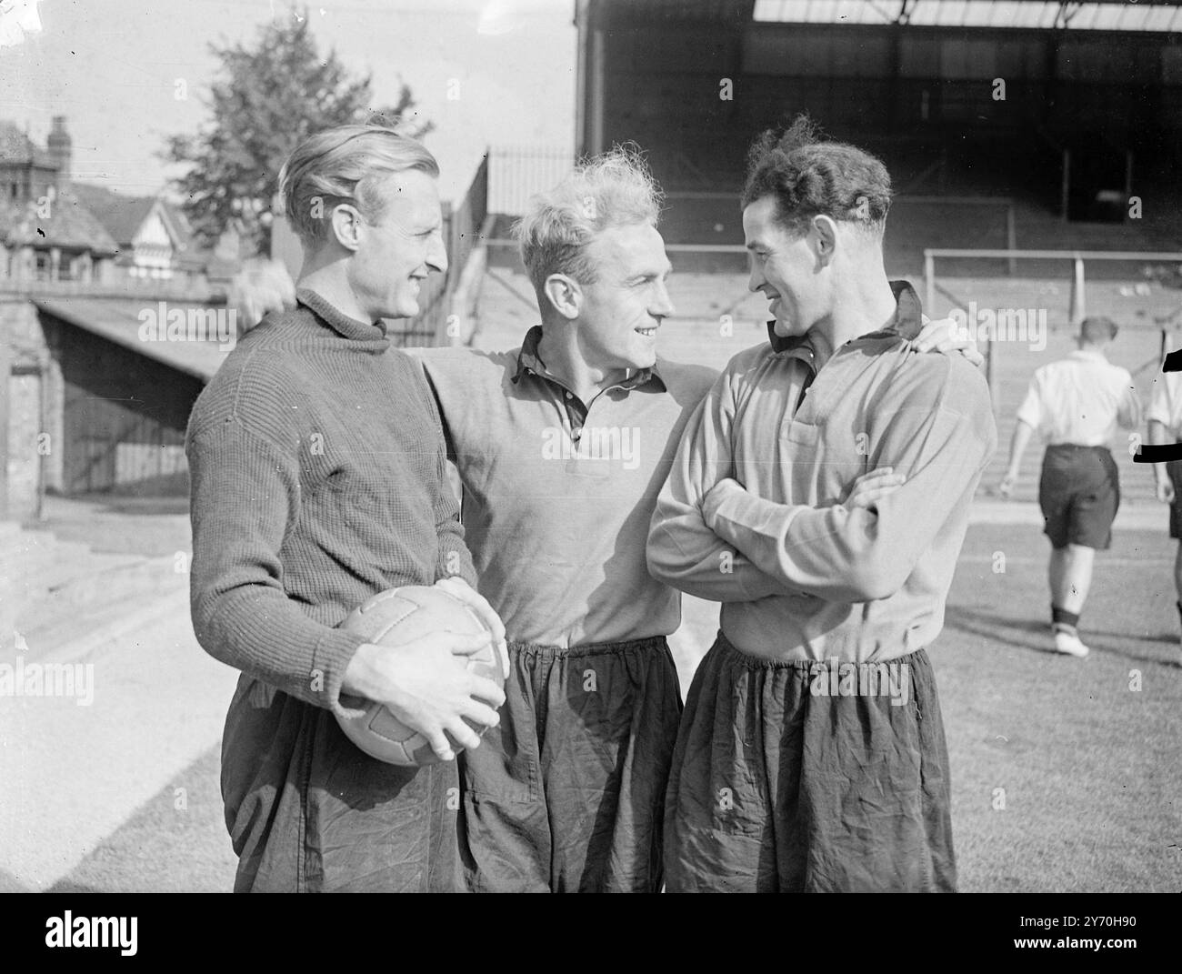 WOLVES' THREE FOR ENGLAND, die an einer Konferenz vor der Schlacht teilnahmen, Our Billy Wright, Wolves' Captain, und an andere Mitglieder der Wolverhampton Wanderers - aber Williams (links) und Jesse Pye (rechts). Alle drei sind Mitglieder des englischen Teams, um Eire morgen im Goodison Park in Everton zu treffen. Billy Wright, heute in der rechten Hälfte, ist Kapitän der englischen Mannschaft. Bates Williams ist Torwart. Jesse, Pye wird den England-Angriff in der Mitte nach vorne führen. Pye , der in Wembley zwei Tore im Finale des Wolves ' Cup erzielte , wurde nach drei Jahren Abwesenheit in die englische Mannschaft zurückgerufen . Pye ist ein Stockfoto