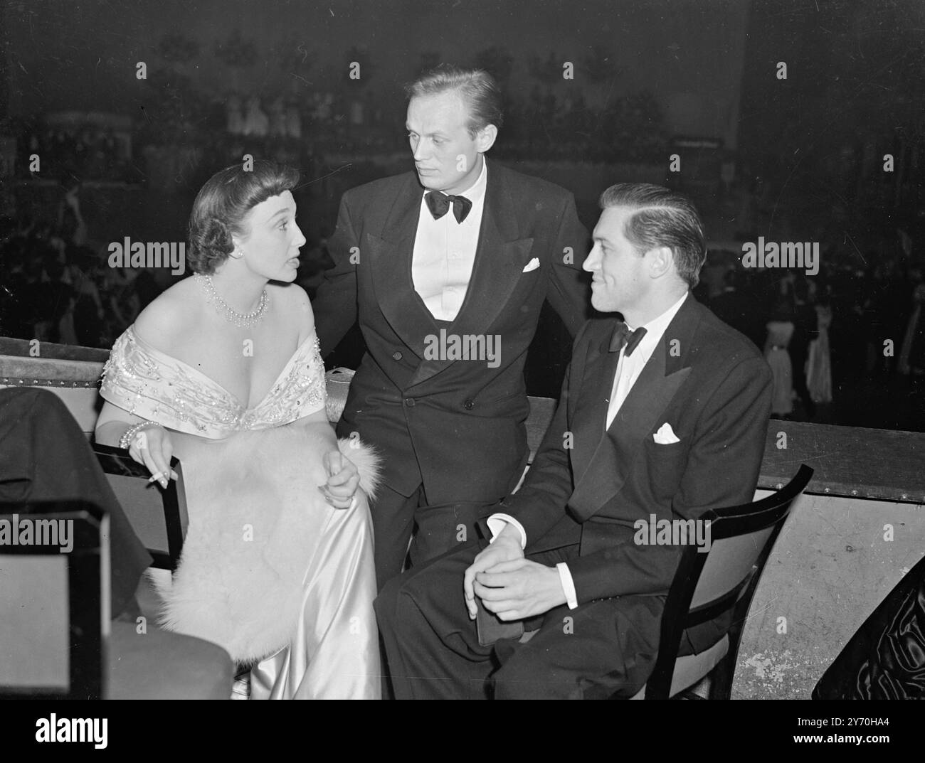 DREI-WEGE-CHAT IM FILMBALL Schauspieler , Schauspielerinnen , Regisseure, Produzenten und andere Filmpersönlichkeiten von beiden Seiten des Atlantiks hatten gemeinsam einen Abend auf dem jährlichen Film Ball , der in der Royal Albert Hall in London stattfindet . Die Funktion war auf der Grundlage des Kinematographen Trace Benevolent Trade . DAS BILD ZEIGT:- die Schauspielerin GOOGIE WITHERS und ihr Schauspieler-Ehemann JOHN McCallum ( rechts) treffen sich freundlich mit dem "harten " amerikanischen Schauspieler RICHARD WIDMARK . September 1949 Stockfoto