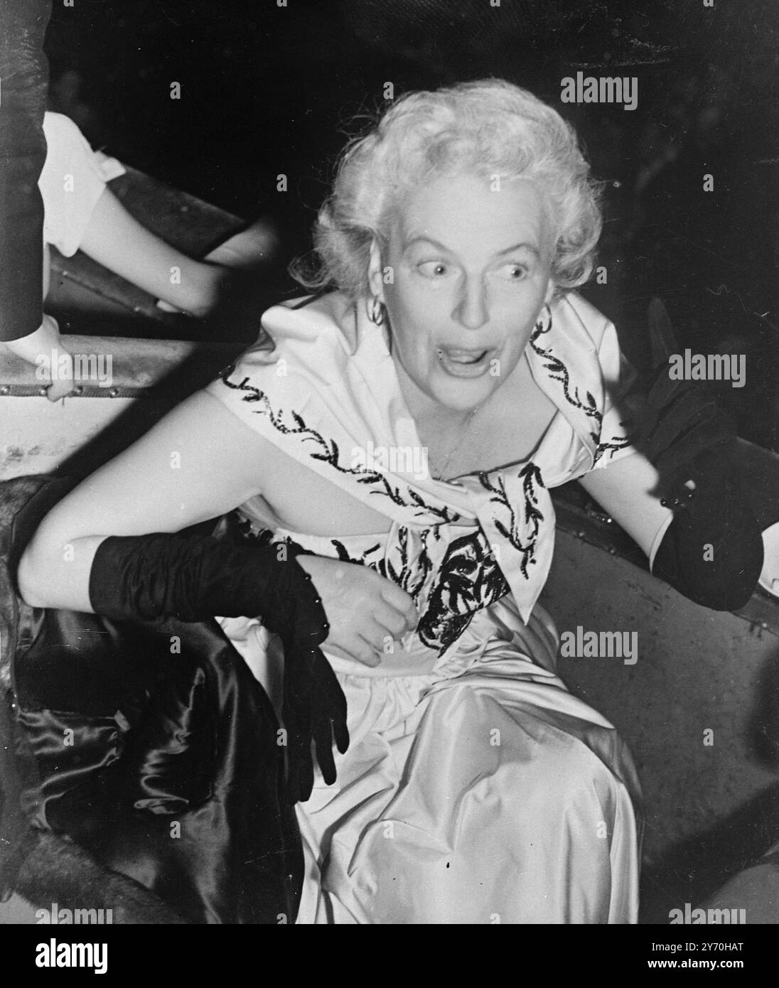 GRACIE IN PARTYSTIMMUNG AM FILMBALL Schauspieler , Schauspielerinnen , Regisseure , Produzenten und andere Filmpersönlichkeiten von beiden Seiten des Atlantiks hatten gemeinsam einen Abend auf dem jährlichen Film Ball , der in der Royal Albert Hall in London stattfindet . Die Funktion war auf der Grundlage des Kinematographen Trace Benevolent Trade . DAS BILD ZEIGT:- GRACIE FIELDS MIT breiten Augen , die einen Urlaub in Capri abkürzten, um den Ball zu besuchen , in einem weißen Abendkleid mit Pailletten aufgestickt . Gracie sang für ihre Mitschüler. September 1949 Stockfoto