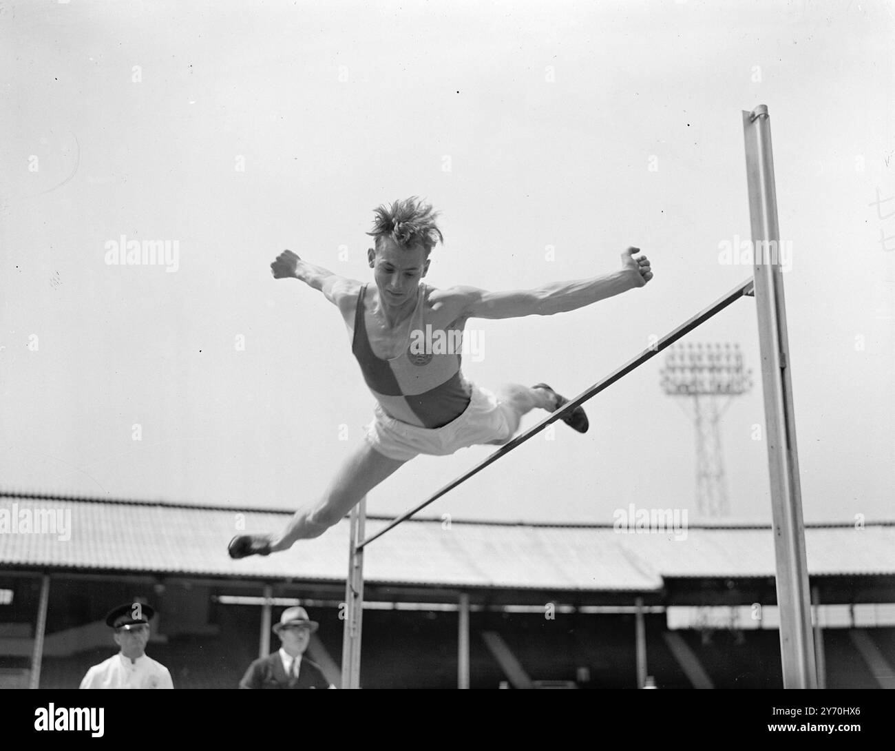 GEWINNT DEN HOCHSPRUNG BEI den INTER-COUNTY-Meisterschaften IM White City Stadium in London, WO R.C.Pavitt (Middlesex) auf 6'2' TRIFFT. 29 Countys waren bei der Versammlung vertreten, die als Probe für die Meisterschaften der Amateursportvereinigung angesehen wurde. Juli 1949 Stockfoto