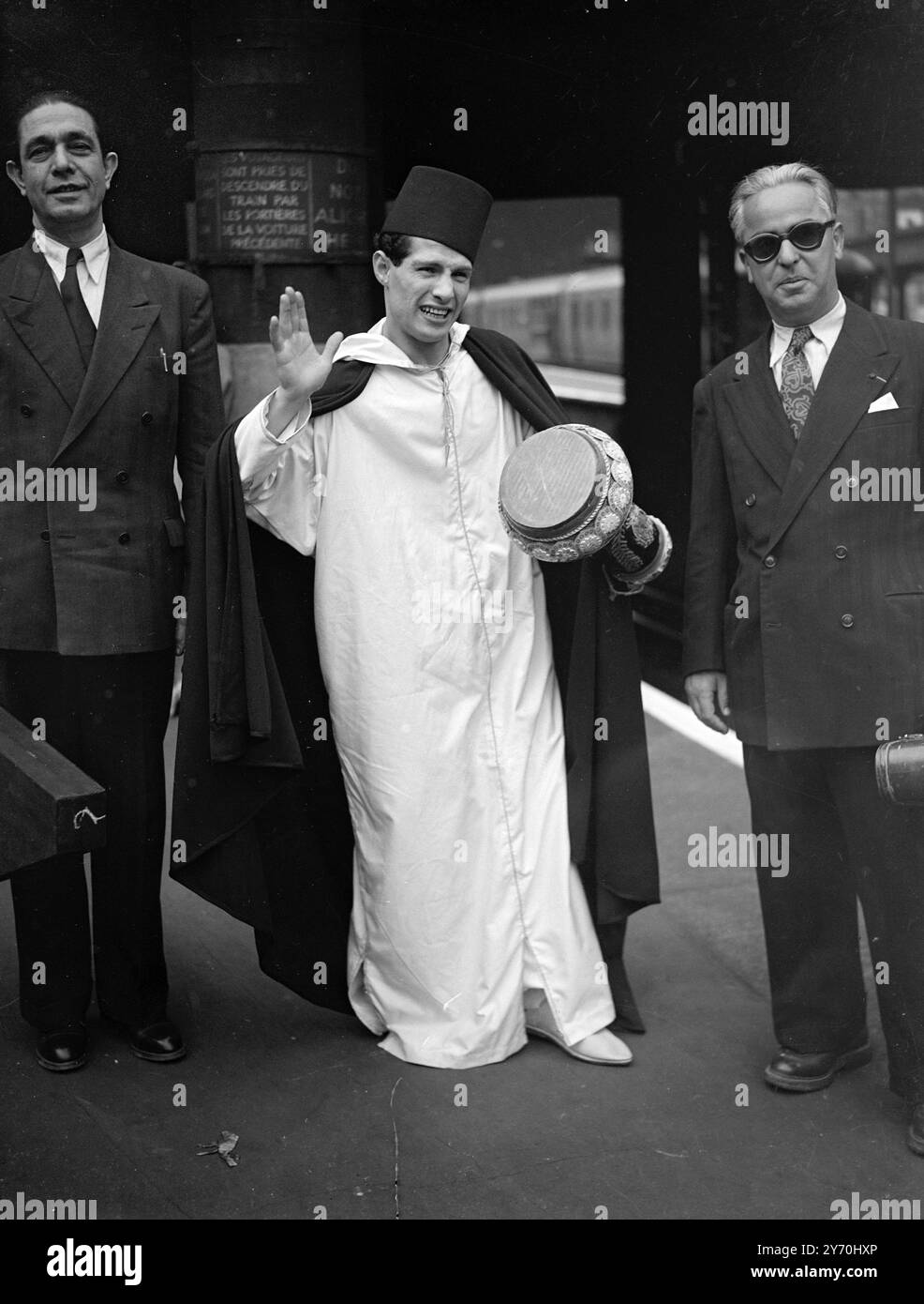 Bei der Ankunft aus Paris ERSCHEINT SALIM HALALI, einer von fünf arabern, die nach London gekommen sind, um in der neuen Fernsehserie des B.B.C. zu ERSCHEINEN." Zauberteppich", der morgen mit "Eine Reise nach Kairo" beginnt. Juli 1949 Stockfoto