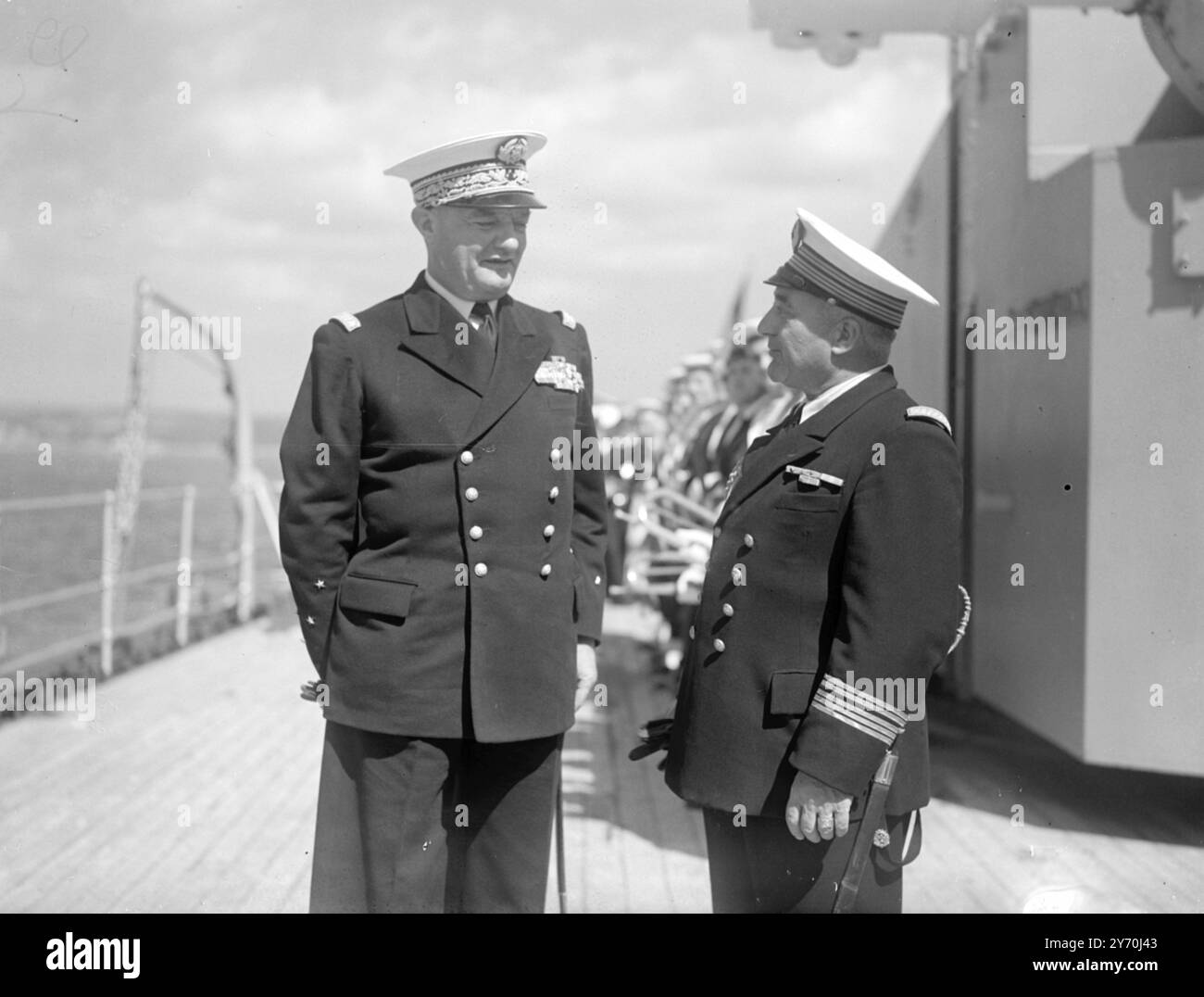 FRANZÖSISCHER BEFEHLSHABER BEI DER WEST UNION MARINEÜBUNG Vice - ADML R.G.Lambert (links) mit seinem Stabschef Captain R. Barth, an Bord des französischen Kreuzers „Montcalm“ in Mount Bay, Penzance, Cornwall, wo heute 60 britische, französische und niederländische Kriegsschiffe für die kombinierte Marineübung der Western union hinter ADML zusammengestellt werden Lambert ist Commander der französischen Streitkräfte, die nun mit britischen und niederländischen Kriegsschiffen in Mount Bay für die kombinierte Übung zusammengesetzt sind. Juli 1949 Stockfoto