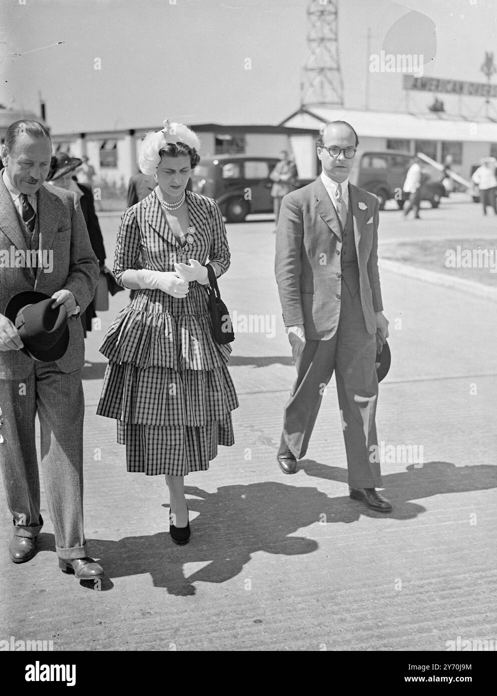 HERZOGIN FLIEGT NACH PARIS die Herzogin von Kent flog zu einem offiziellen dreitägigen Besuch in Paris in einem Flugzeug des Königsflugs. Morgen wird die Herzogin dem Hertford British Hospital einen Besuch abstatten und am Abend wird sie an einem Ball zu Hilfe des Krankenhauses im Pre Catelan teilnehmen. Während ihres Aufenthalts in Paris wird die Herzogin in der britischen Botschaft bleiben. DAS BILD ZEIGT: Die Herzogin von Kent trägt ein blau-schwarzes Kleid. 21. Juni 1949 Stockfoto