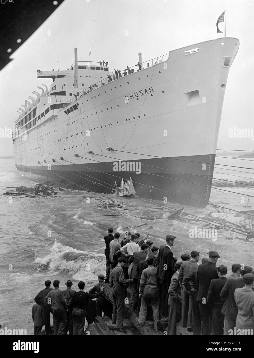 IHR DEBÜT MIT DER SEA, dem größten Passagierschiff der Welt, das dieses Jahr von Viscountess Bruce aus der Werft von Vickers - Armstrong's Ltd. In Barrow-in-Furness, Lancashire, gestartet wird. Das Schiff ist der 24.000-Tonnen-P&Q-Liner " Chusan " , der voraussichtlich im nächsten Frühjahr fertiggestellt sein wird . Sie ist 665 Meter lang und 85 Meter breit. Sie wird Platz für 474 Passagiere der ersten Klasse mit 437.000 Kubikfuß Laderaum haben . Ihre Turbinen-Zwillingsschrauben ergeben eine Betriebsgeschwindigkeit von 21,5 Knoten . Der Chusan soll auf Großbritannien - Indien - FAR verwendet werden Stockfoto