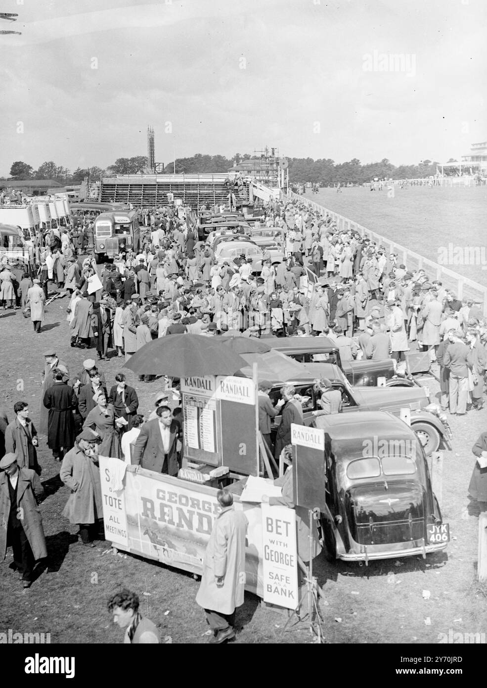 VORANSICHT DES DERBY COURSE so sah der Derby Course in Epsom (Surrey) heute Morgen aus, als sich die Teilnehmer für das große Rennen am Nachmittag versammelten. Nach einem starken Regenfall kam die Sonne heraus und weckte die Hoffnung der Menschenmassen auf gutes Wetter für dieses Rennen des Jahres. 4. Juni 1949 Stockfoto